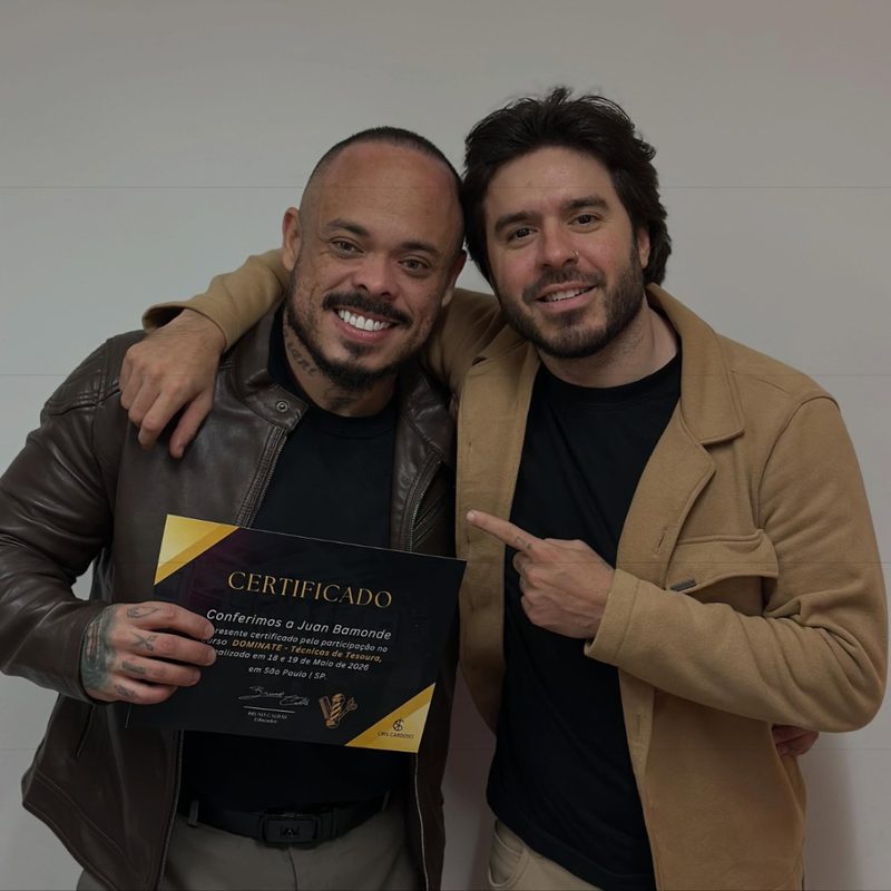 Juan com o certificado do curso Dominate, técnicas de tesoura