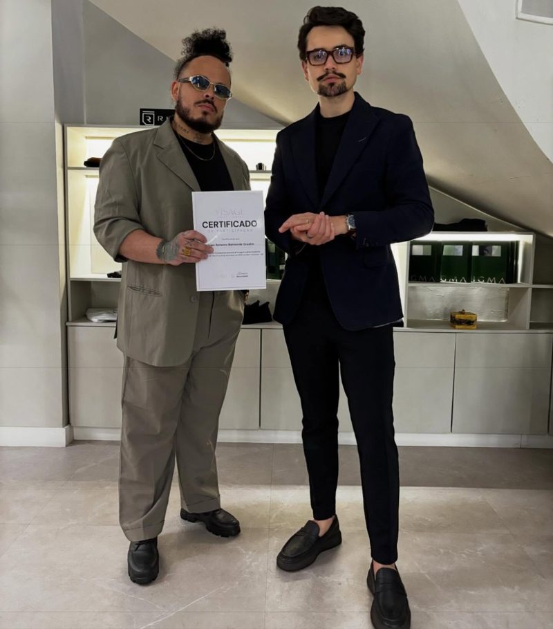 Juan com o certificado da imersão em visagismo, ao lado de Marcony Visagista